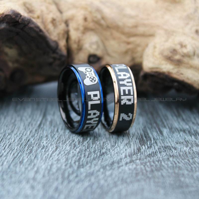 Gamer Ringe, Paar Schmuck, 2 Stück Ringe Schwarz Wolfram Bands Mit Step Edge Spieler 1 von EvanSteelJewelry