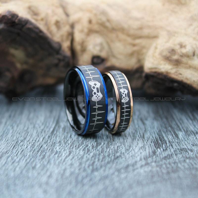 Gamer Ringe, Paarringe, 2 Stück Paar Ringe Schwarz Wolfram Bands Mit Stufe Kante, Eheringe Ring von EvanSteelJewelry