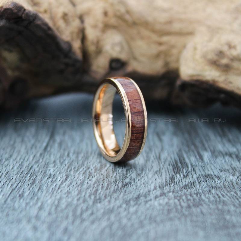Holz Ring. Hochzeit Band, 6 Mm 14K Rose Gold Wolfram Band Mit Gewölbter Kante Koa Inlay Rosegold Ehering Ring von EvanSteelJewelry