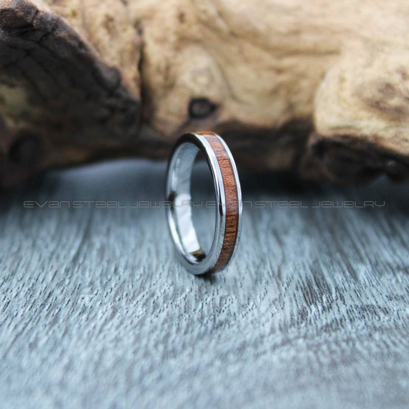 Holzring, Holz Ehering, 4mm Silber Wolfram Band Mit Flachem Rand Koa Inlay Ehering Ring von EvanSteelJewelry