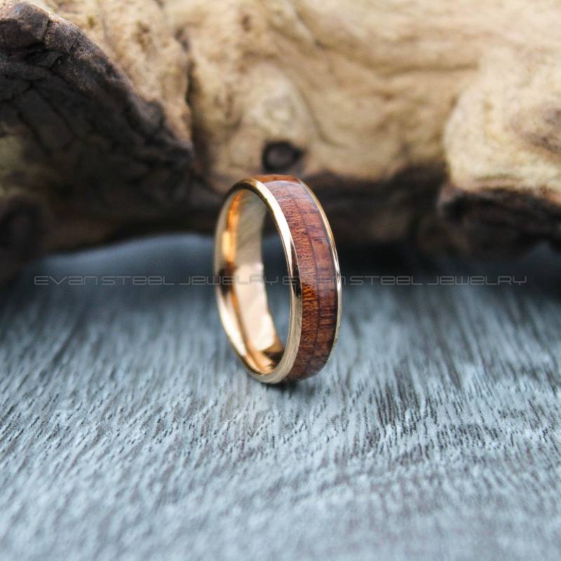 Holzring, Holz Ehering, 6mm 14K Rosegold Wolfram Band Mit Gewölbten Rand Koa Inlay Ehering Ring von EvanSteelJewelry