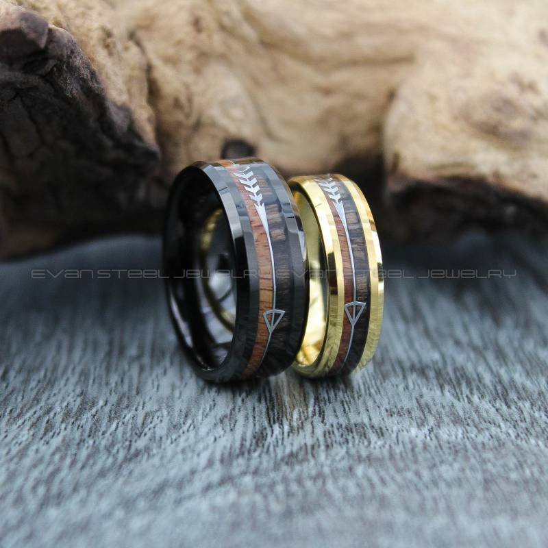 Holzringe, Holz Eheringe, 2 Stück Paar Set Wolfram Bänder Mit Zwei Ebenen Koa Inlay Und Silber Pfeil Schwarz Eheringe von EvanSteelJewelry