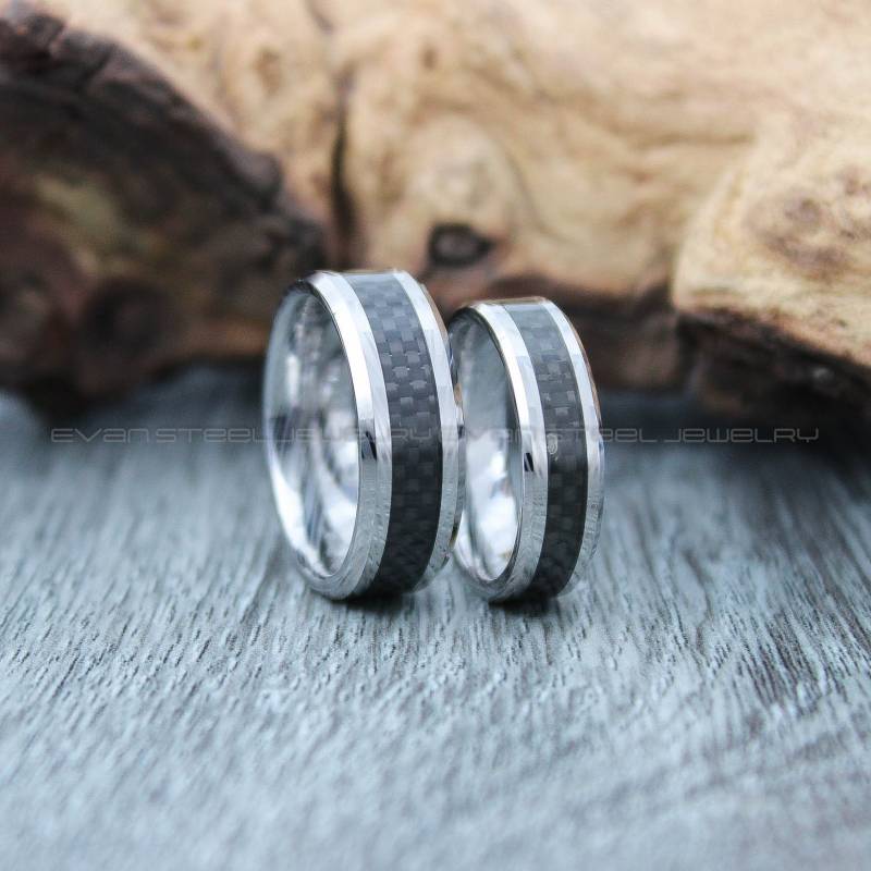 Paar Eheringe, Trauringe, 2 Teiliges Set Silber Wolfram Bänder Schwarz Kohlefaser Inlay Damast Stahl Muster Laser Graviert von EvanSteelJewelry