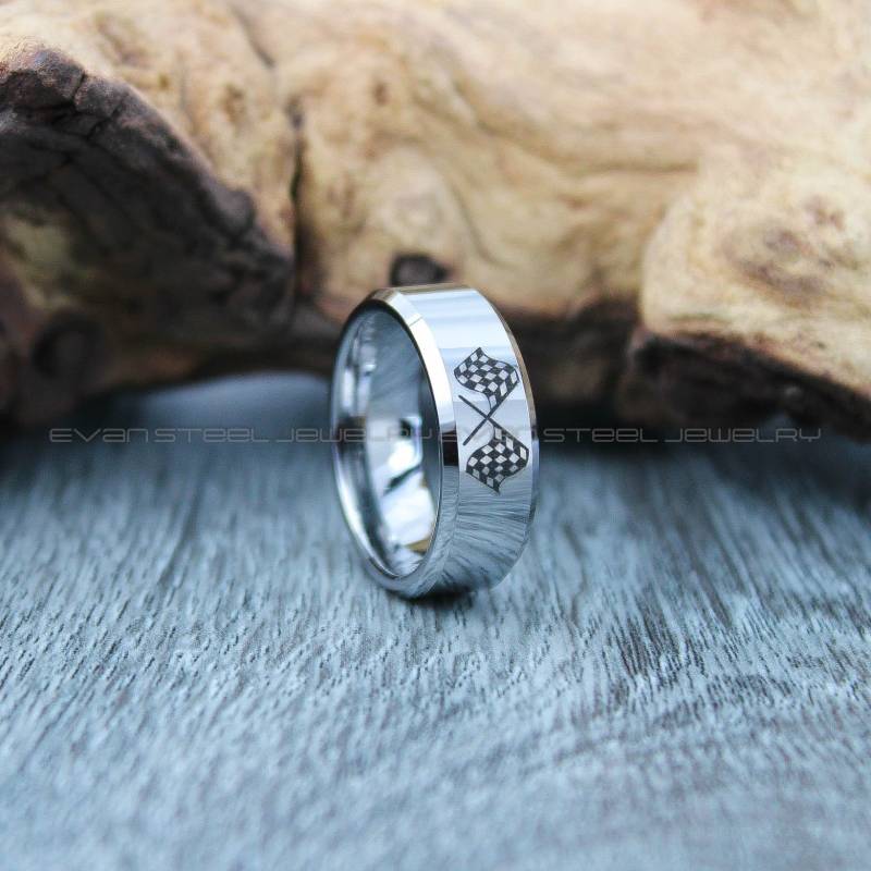 Racing Ring, Car 8 Mm Silber Wolfram Band Mit Abgeschrägter Kante Kariert Laser Gravierten Ring von EvanSteelJewelry