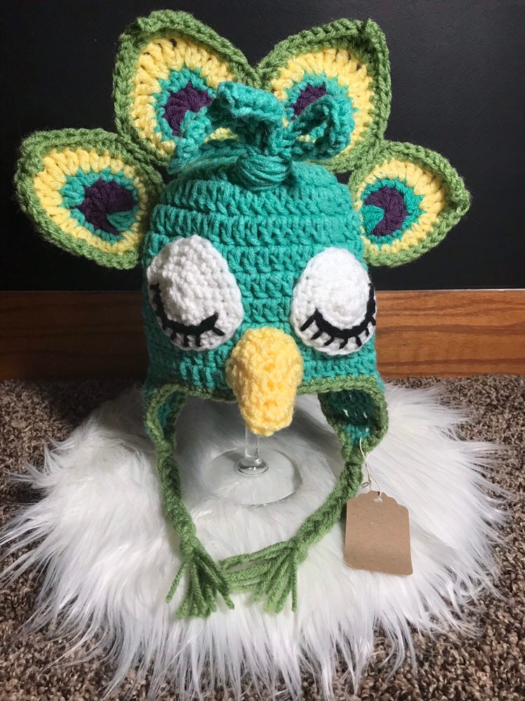 Gehäkelte Pfauenmütze Gehäkelte Pfauenmütze von EvangelineDesignCo