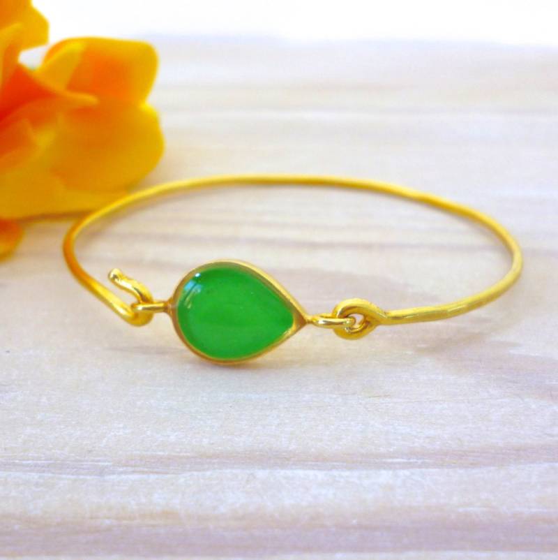Handgemachte Grüne Teardrop Armreif Vergoldeter Resin Schmuck von EvangelosJewellery