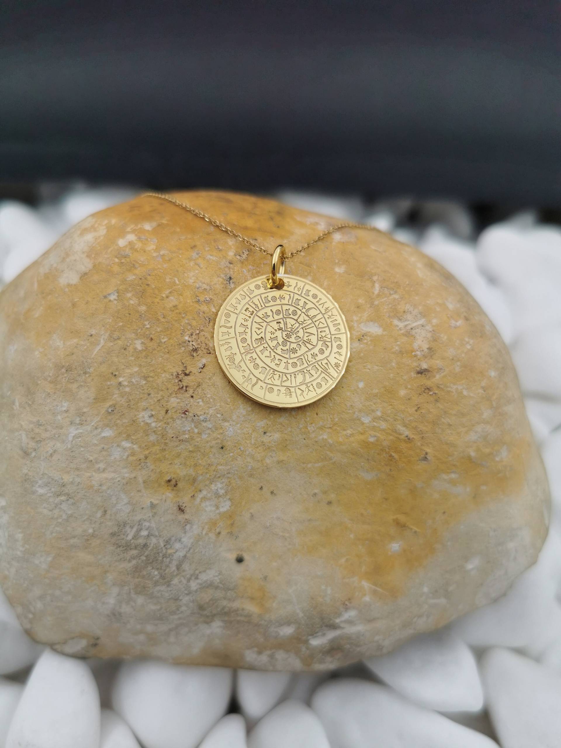 14K Solid Gold Phaistos Halskette, Personalisierte Anhänger, Disc Altes Symbol Anhänger 14K Solid Gold Phaistos Halskette, Personalisierte Anhänger, Disc Altes Symbol Anhänger von EvangelosJewels