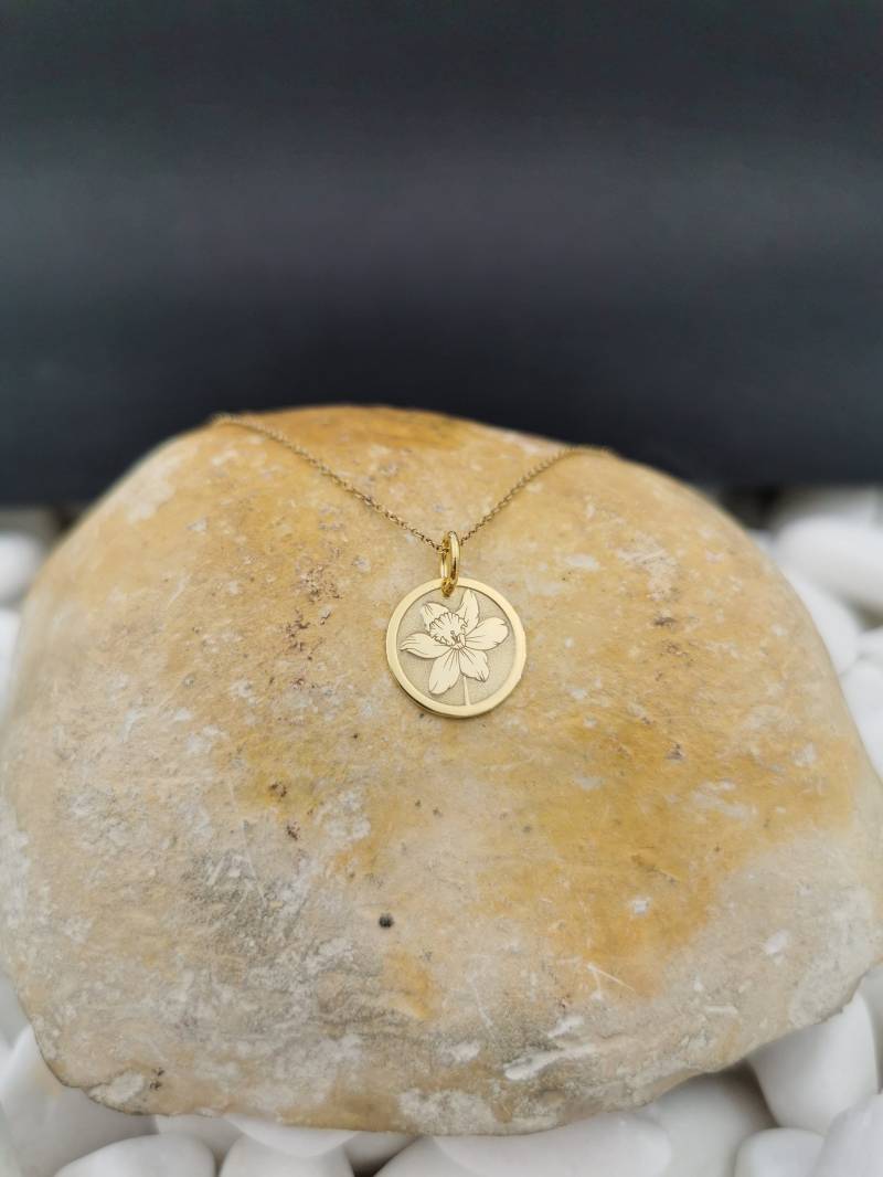 Zierliche 14K Solid Gold Narzisse Blume Halskette, Personalisierte Anhänger, Goldnarzisse Münze, Anhänger von EvangelosJewels