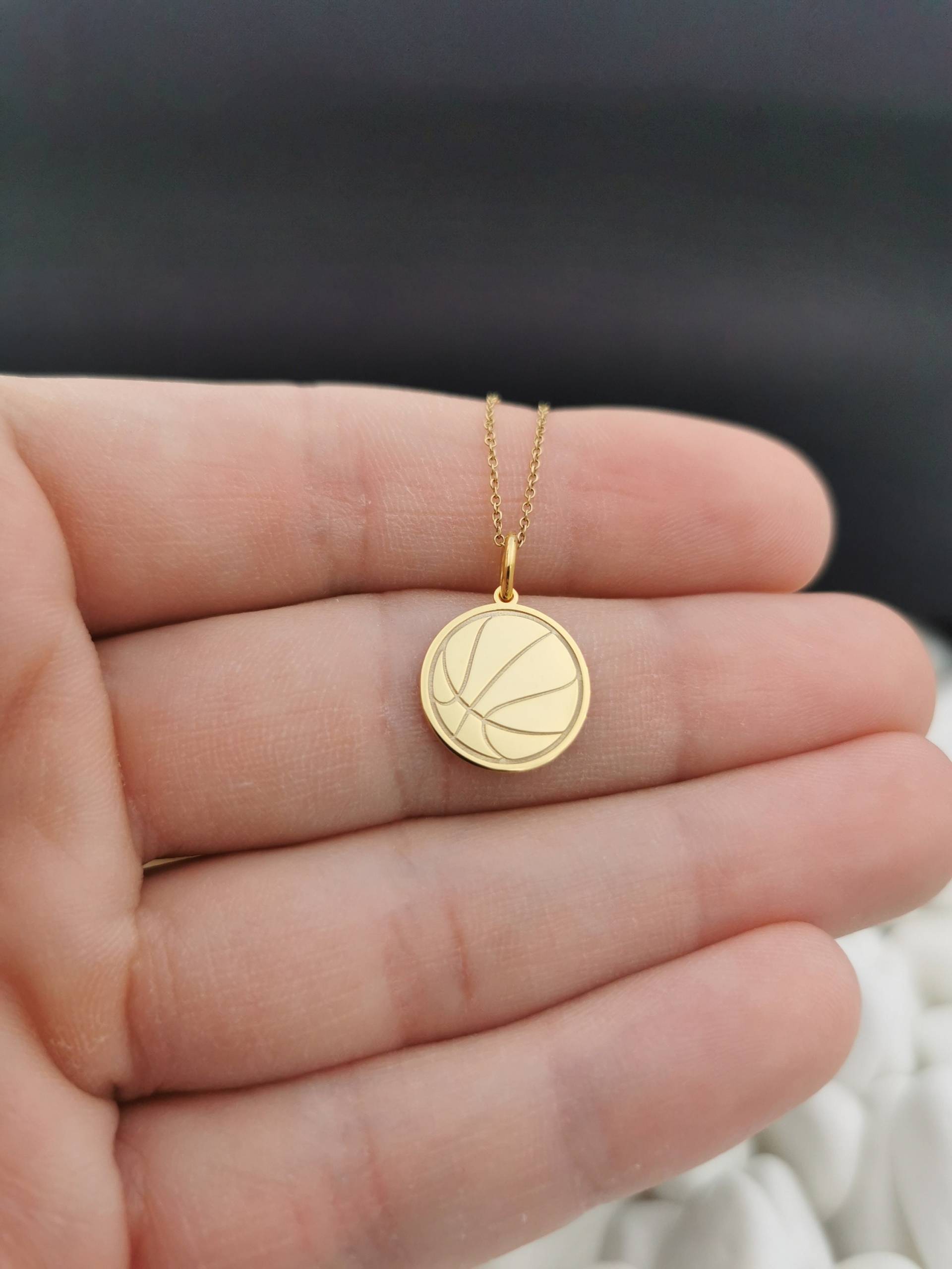 Zierliche 14K Solid Gold Basketball Halskette, Personalisierte Anhänger, Sportschmuck von EvangelosJewels