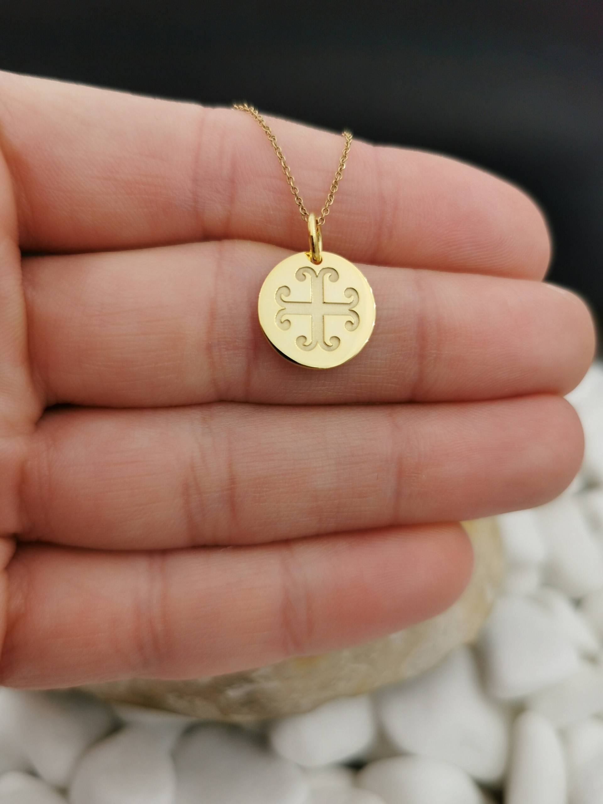 Zierliche 14K Solid Gold Cercelée Kreuz Halskette, Personalisierte Halskette Für Den Schutz von EvangelosJewels