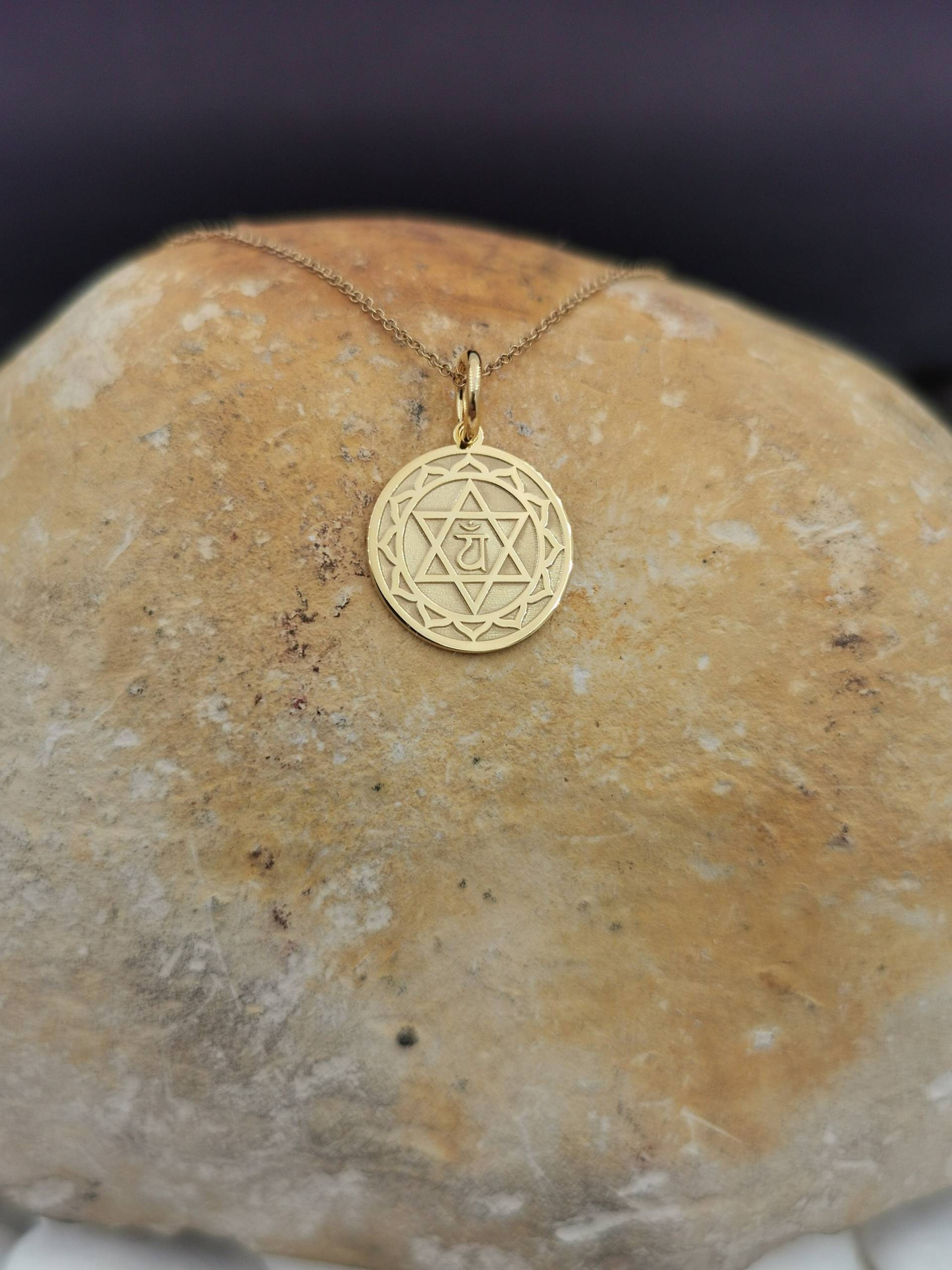 Zierliche 14K Solid Gold Herz Chakra Halskette, Personalisierte Anahata Anhänger, Yoga von EvangelosJewels