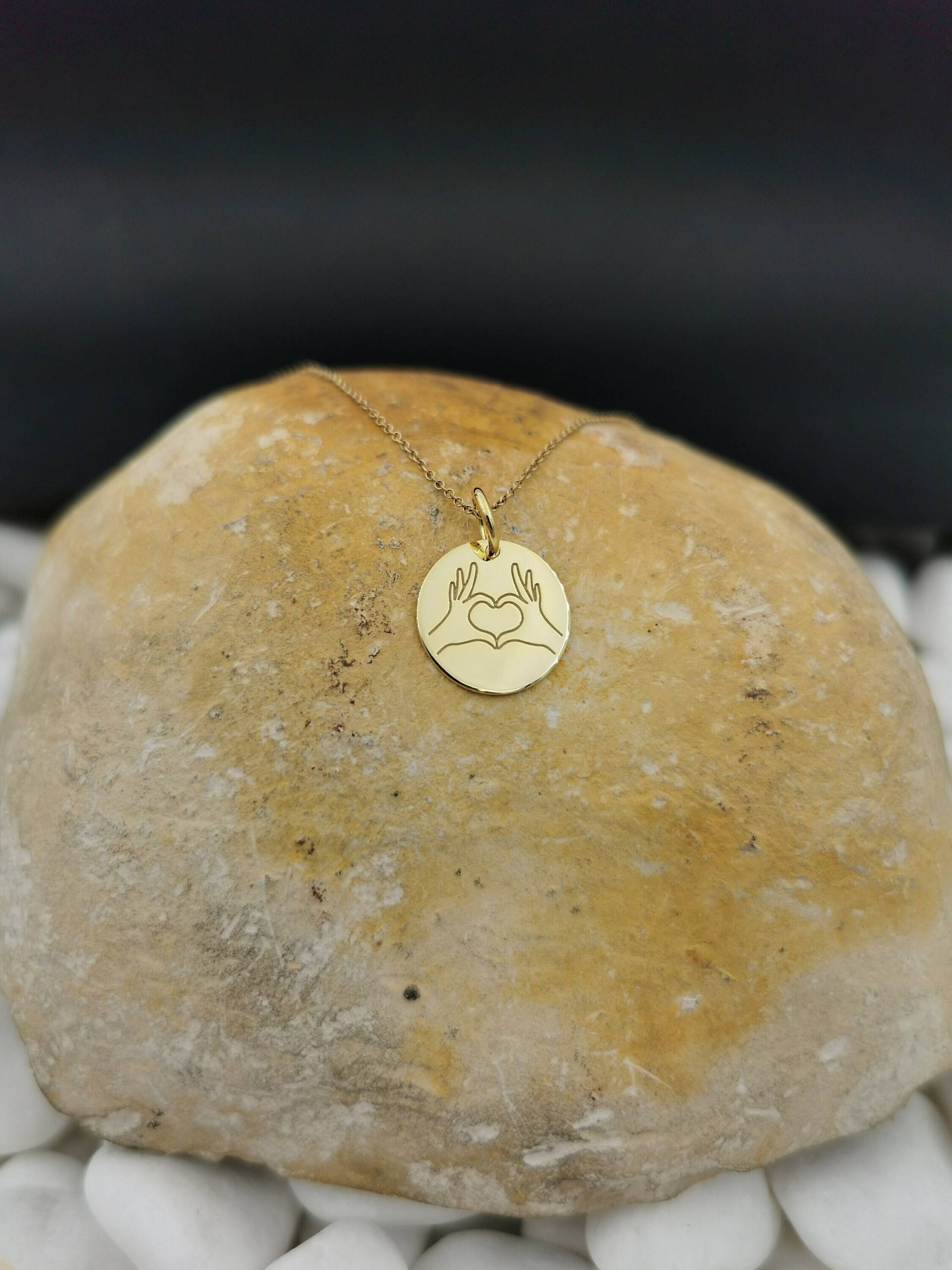 Zierliche 14K Solid Gold Herz-Hände-Halskette, Personalisierte Herz-Hände-Anhänger, Herz-Anhänger von EvangelosJewels