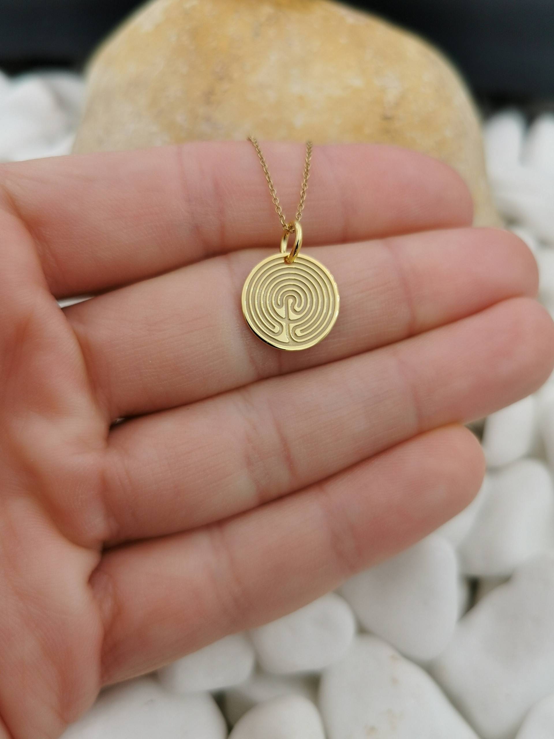 Zierliche 14K Solid Gold Labyrinth Anhänger, Personalisierte Halskette Zierliche 14K Solid Gold Labyrinth Anhänger, Personalisierte Halskette von EvangelosJewels