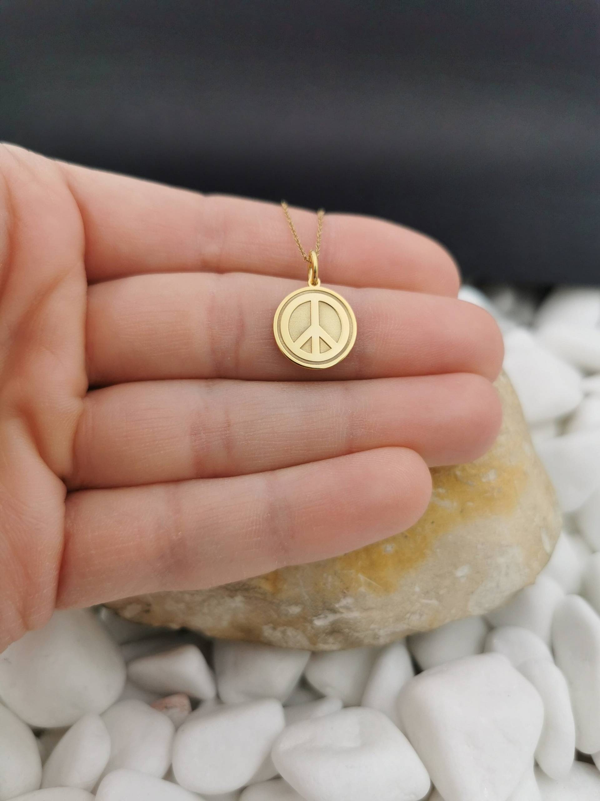 Zierliche 14K Solid Gold Peace Symbol Halskette, Personalisierte Anhänger von EvangelosJewels