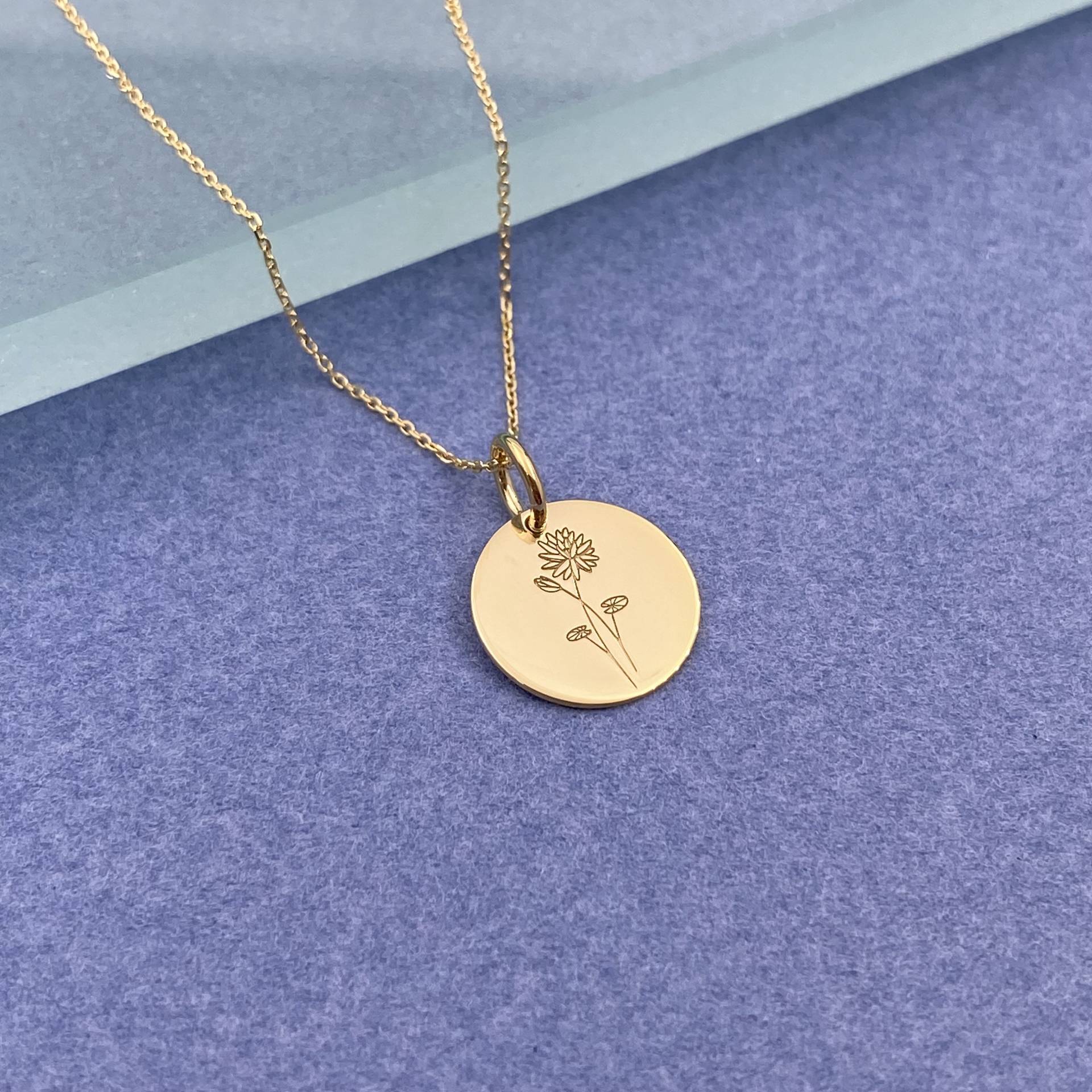 Zierliche 14K Solid Gold Seerosen Kette Juli Geburtsblumen Anhänger Zierliche 14K Solid Gold Seerosen Kette Juli Geburtsblumen Anhänger von EvangelosJewels