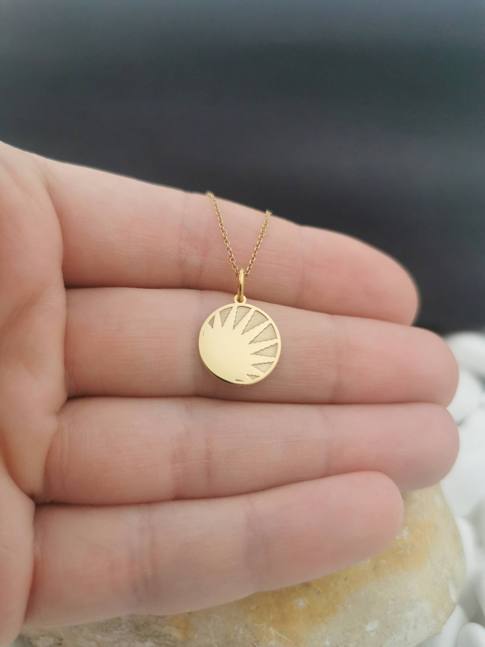 Zierliche 14K Solid Gold Sun Halskette, Personalisierte Sunrise Anhänger, Sonnenschein Goldmünze von EvangelosJewels