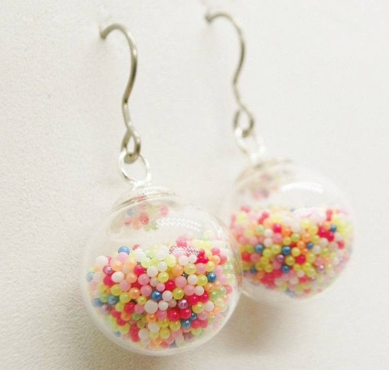 Bunte Glaskugel Ohrringe Gefüllt Mit Mikroperlen, Ohrringe, Hohlglas Hypoallergen Bunte Glaskugel Ohrringe Gefüllt Mit Mikroperlen, Ohrringe, Hohlglas Hypoallergen von EvasGardenOfNH