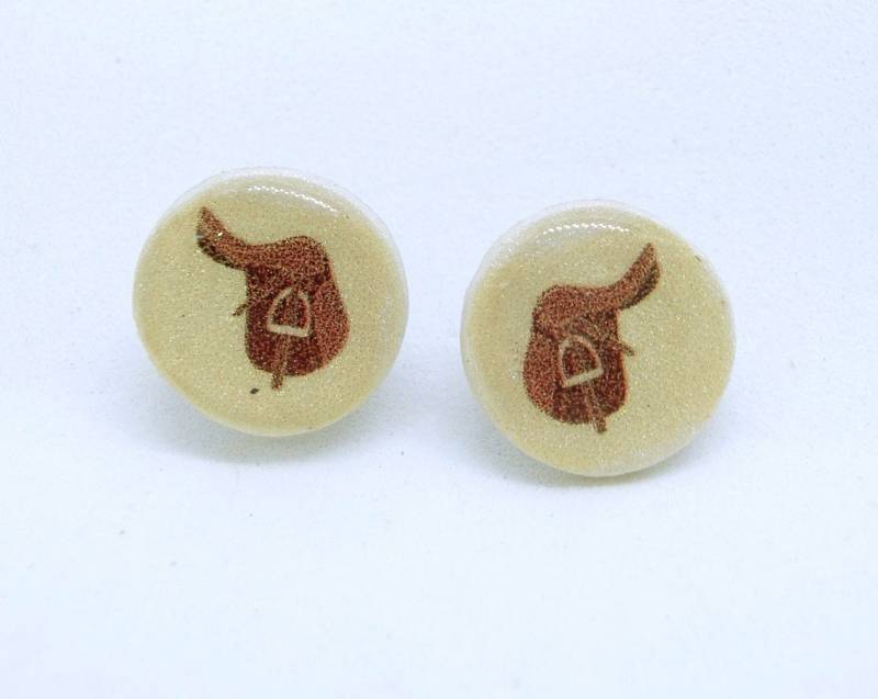 Englisch Sattel Ohrringe/Ohrstecker Braun Weiß Fimo Pferd Geschenke Für Pferdefreunde Reitsport Schmuck Englisch Sattel Ohrringe/Ohrstecker Braun Weiß Fimo Pferd Geschenke Für Pferdefreunde Reitsport Schmuck von EvasGardenOfNH