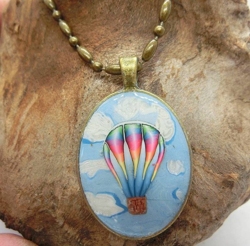 Heißluft-Ballon-Kette. Blauer Himmel, Regenbogen-Ballon-Anhänger. Hellblau. Regenbogen. Messing, 20 Zoll, Wolken, Himmel-Szene Heißluft-Ballon-Kette. Blauer Himmel, Regenbogen-Ballon-Anhänger. Hellblau. Regenbogen. Messing, 20 Zoll, Wolken, Himmel-Szene von EvasGardenOfNH