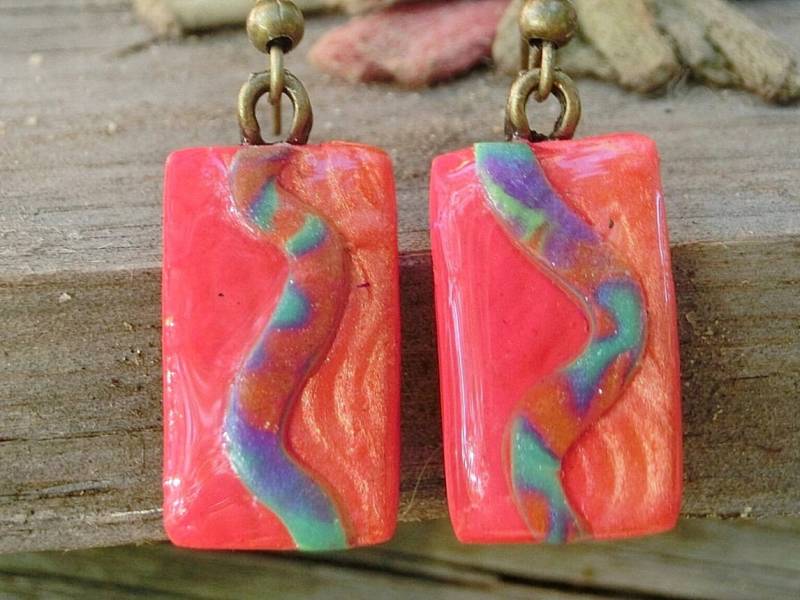 Helle Koralle Handgemachte Polymer Clay Messing Ohrringe, Abstrakte Kunst, Bunt, Fett Helle Koralle Handgemachte Polymer Clay Messing Ohrringe, Abstrakte Kunst, Bunt, Fett von EvasGardenOfNH