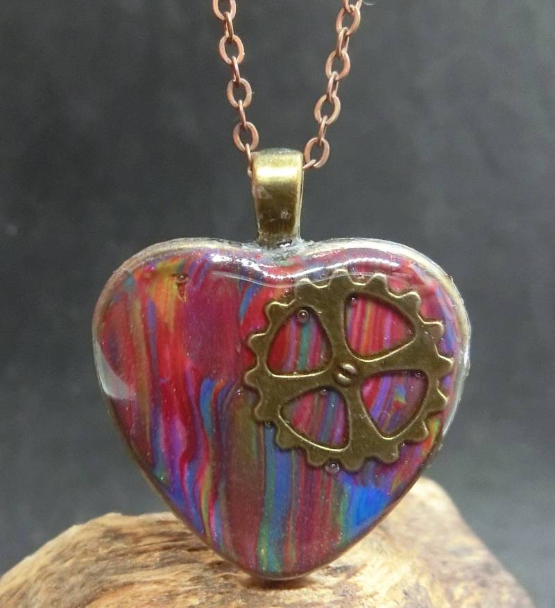 Messing Herz W/Zahnband Anhänger. Halskette, Detaillierte Bunte Ton-Design. Valentinstag, Liebe, Freundschaft Messing Herz W/Zahnband Anhänger. Halskette, Detaillierte Bunte Ton-Design. Valentinstag, Liebe, Freundschaft von EvasGardenOfNH
