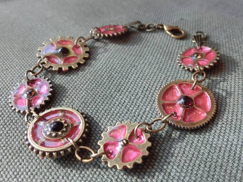 Messing-Zahnrad-Armband Mit Edelsteinen/Rot Gliederkette Steampunk Schmuck Industrie Antik Look Dunkel Dünn Messing-Zahnrad-Armband Mit Edelsteinen/Rot Gliederkette Steampunk Schmuck Industrie Antik Look Dunkel Dünn von EvasGardenOfNH