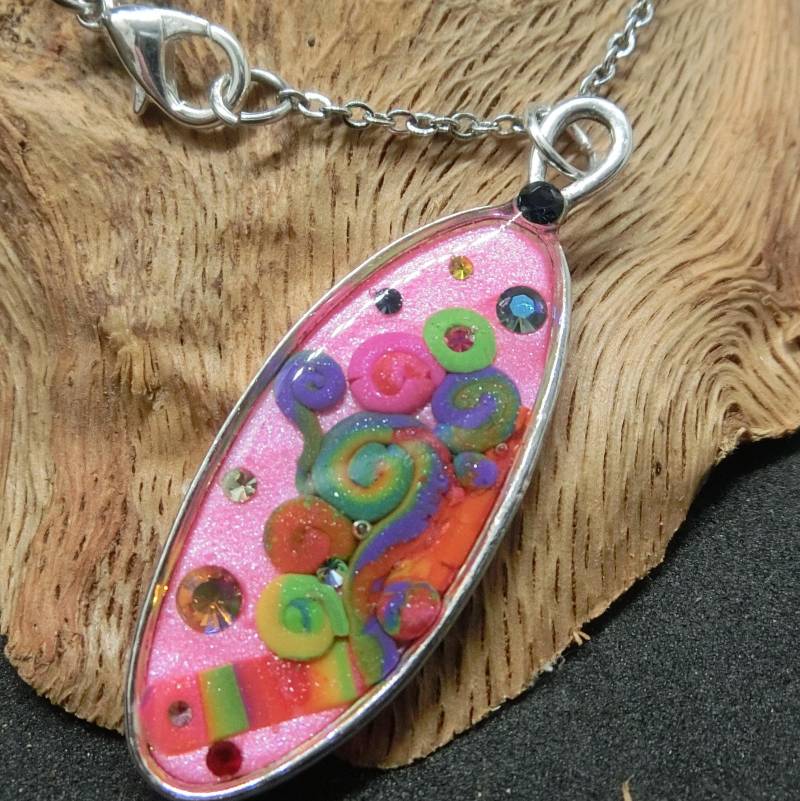 Polymer Clay-Harz-Abstrakte Kunst-Halskette/Spaß Bunt Pink Rainbow Silber Länglich Harz Schmuck Polymer Clay-Harz-Abstrakte Kunst-Halskette/Spaß Bunt Pink Rainbow Silber Länglich Harz Schmuck von EvasGardenOfNH
