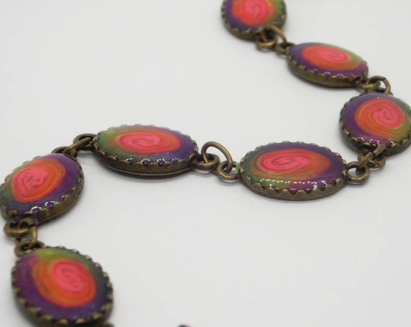 Regenbogen Spiralen Messing Armband, Oval Link, Polymer Clay Spiraldesign, Harz Finish von EvasGardenOfNH