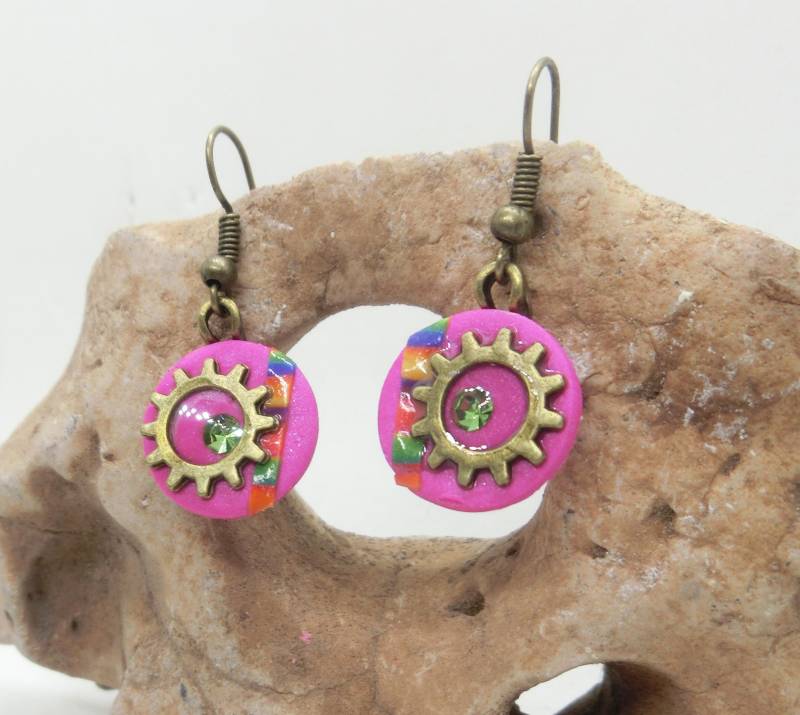 Rosa Polymer Clay Zahnrad Bunte Ohrringe Aus Messing, Messing-Zahnrad Ohrringe, Abstrakte Fimo, Geschenke Für Sie, Steampunk Schmuck Rosa Polymer Clay Zahnrad Bunte Ohrringe Aus Messing, Messing-Zahnrad Ohrringe, Abstrakte Fimo, Geschenke Für Sie, Steampunk Schmuck von EvasGardenOfNH