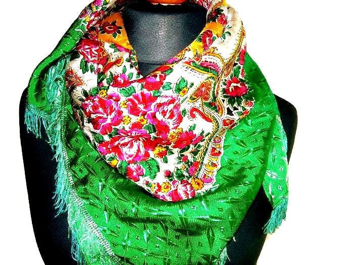 Schöner Vintage Blumen Schal Boho Grün Mit Rosa Und Gelben Grüner Floral Fransen von EvasVintageBoutique