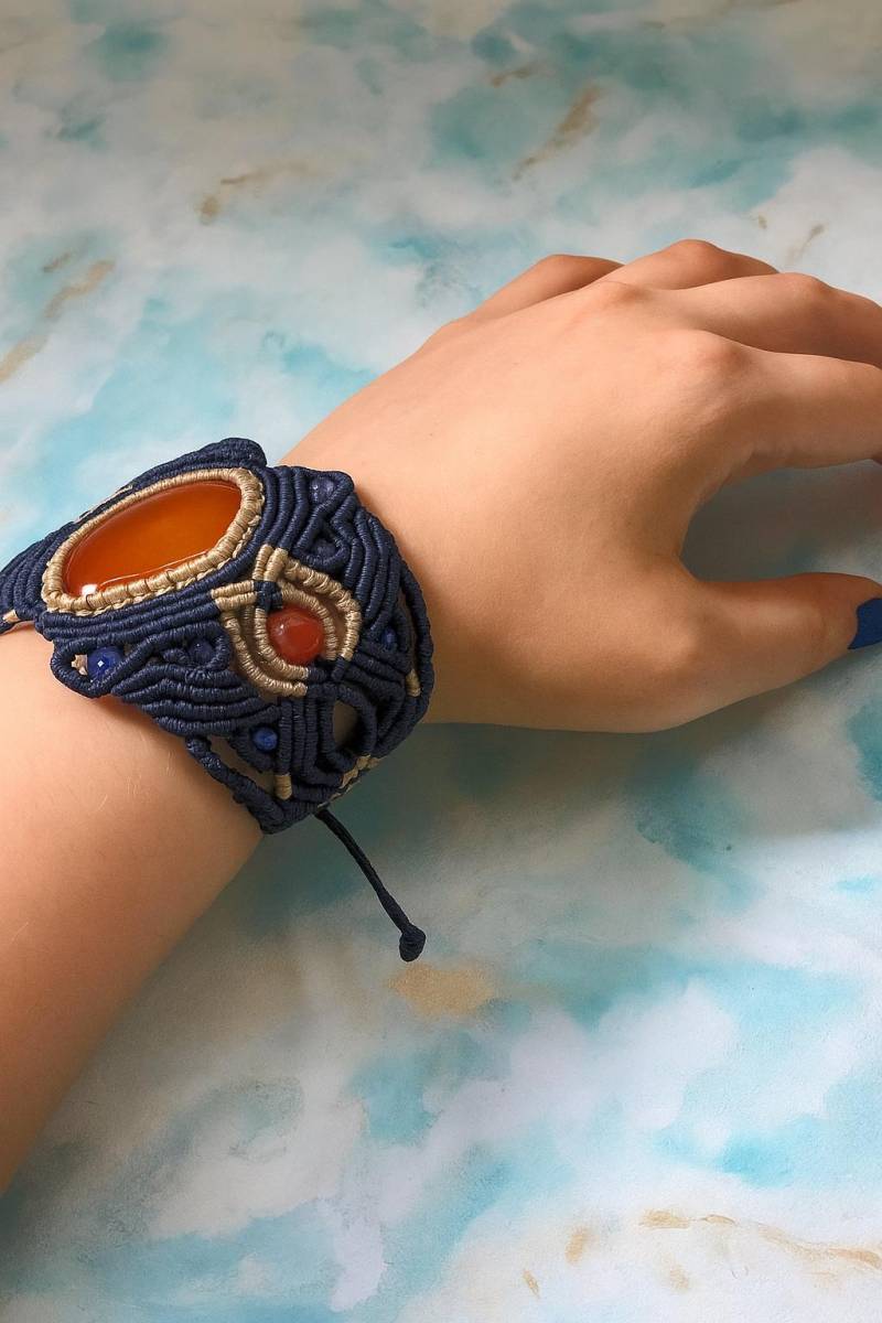 Handgefertigtes Karneol Makramee Manschette Armband - Verstellbarer Boho Schmuck von EveBohoStyle