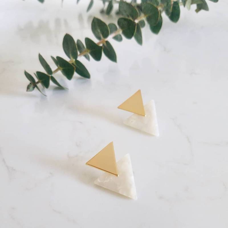 Blanche Ohrringe. Perle Weiße Doppel Dreieck Weiß Und Gold Acryl Blanche Ohrringe. Perle Weiße Doppel Dreieck Weiß Und Gold Acryl von EveilleJewelry