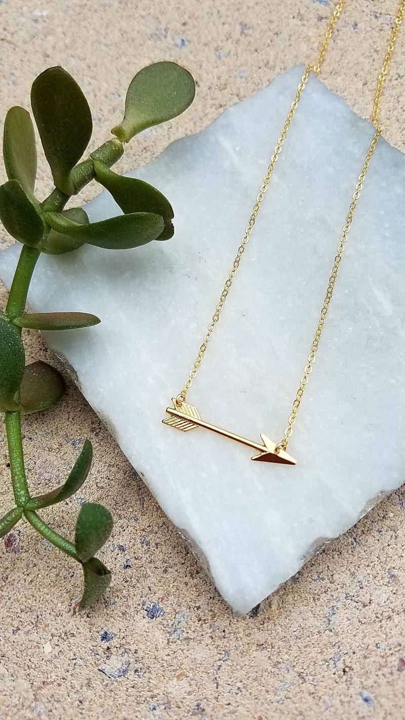 Die Goldene Pfeil Halskette. Gold Sideways Goldpfeil Lariat. Layering Schlichte Goldkette Die Goldene Pfeil Halskette. Gold Sideways Goldpfeil Lariat. Layering Schlichte Goldkette von EveilleJewelry
