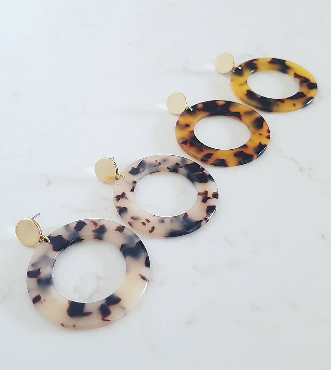 Die Zoe Schildkröte Reifen. Faux Shell Ohrringe. Acetat Creolen Die Zoe Schildkröte Reifen. Faux Shell Ohrringe. Acetat Creolen von EveilleJewelry