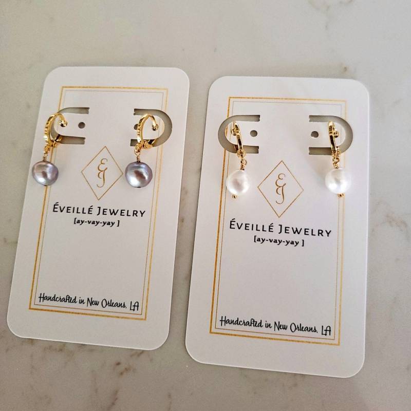 Süßwasser Perlen Huggies. Gold Ohrringe. Alltäglicher Perlenschmuck von EveilleJewelry
