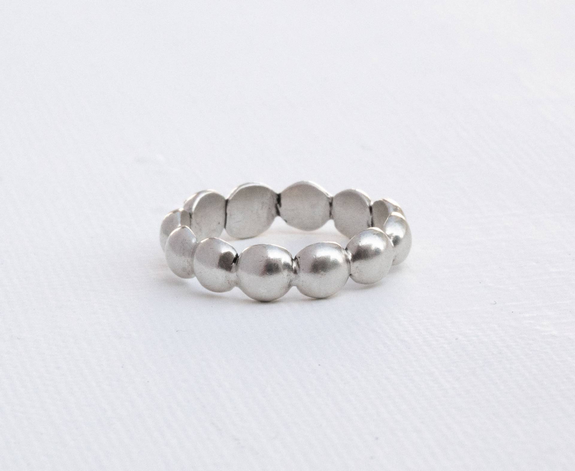 Silber Perlen Stapelband Silber Perlen Stapelband von EvelynArmine