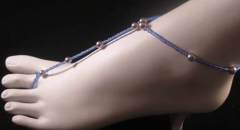 Blaue Perlen Sandale, Barfuß Light Blue Seed Grey Pearl Beach Hochzeit Sandale Perlen, Blau Fußkettchen Mit Toe von EvelynBaubles