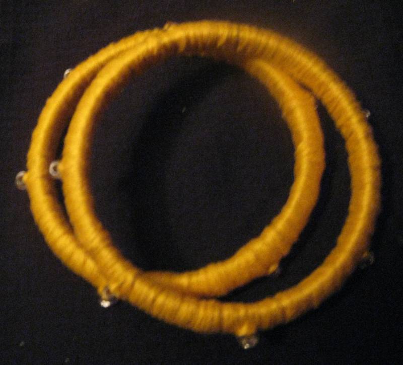 Gelber Stickarmreif, Floss Gewickelter Kunststoff Armreif, Stapelbarer Perlen-Stapel-Armreif, Perlenstickerei Armreif von EvelynBaubles