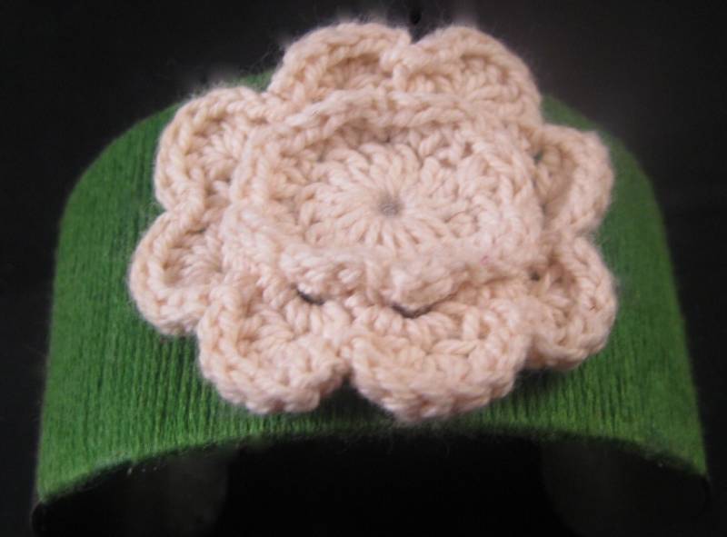 Grüne Stickgarn, Grünes Metall Bündchen, Accessoire Manschette von EvelynBaubles