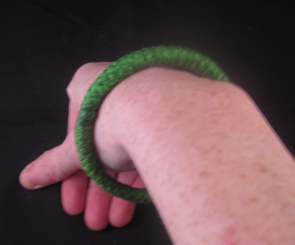 Grüner Geflochtener Stickarmreif, Floss Gewickelter Kunststoff Armreif, Stapelbarer Armreif von EvelynBaubles