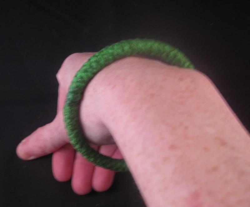 Grüner Geflochtener Stickarmreif, Floss Gewickelter Kunststoff Armreif, Stapelbarer Armreif von EvelynBaubles