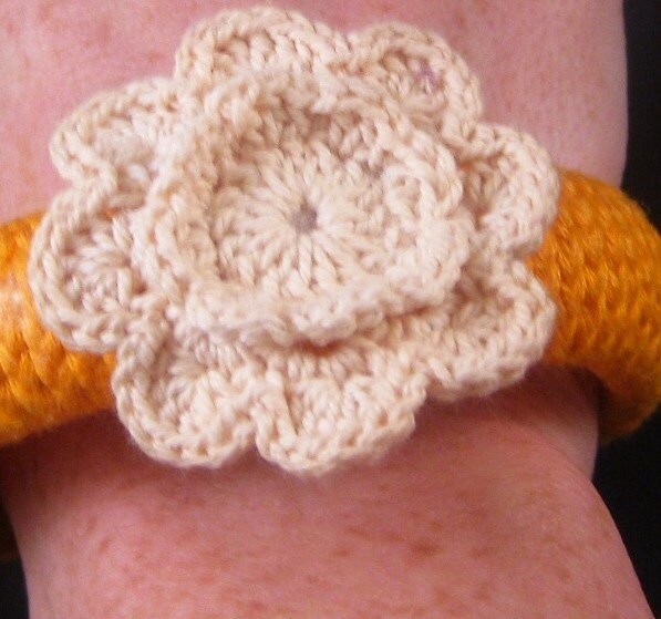 Orange Freundschaft Armband Geflochten Gewickelt Armreif Mit Häkelblume von EvelynBaubles