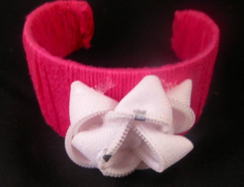 Rosa Metall Manschette, Weißmetall White Zipper Blume Stickerei Floss Weißer Anweisung Manschette von EvelynBaubles