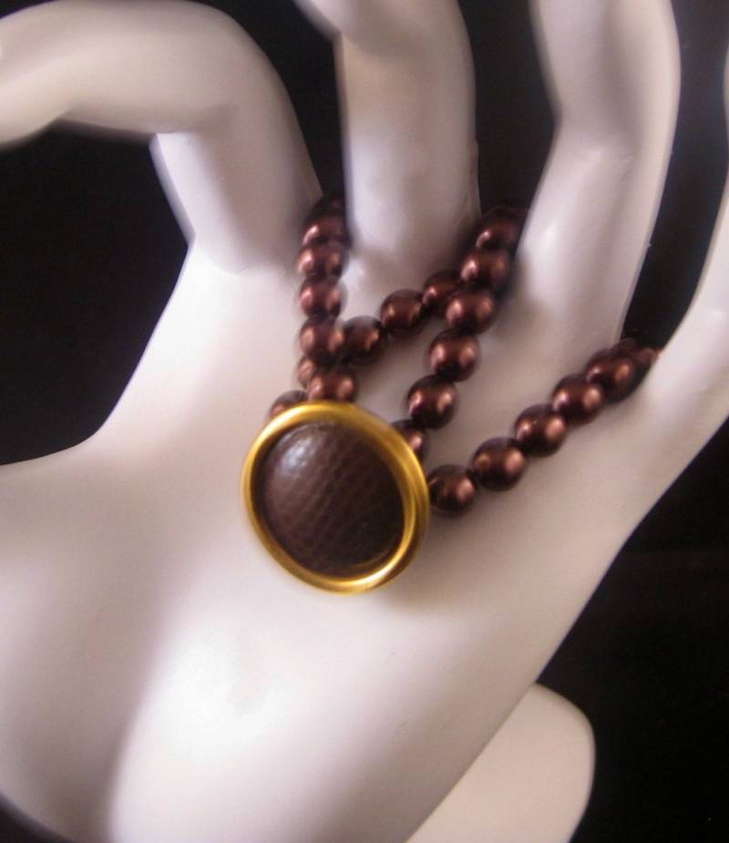 Stapelbare Doppel Stretch Armbänder, Braune Perle Armband, Double Leopard Button Kostüm Armband von EvelynBaubles