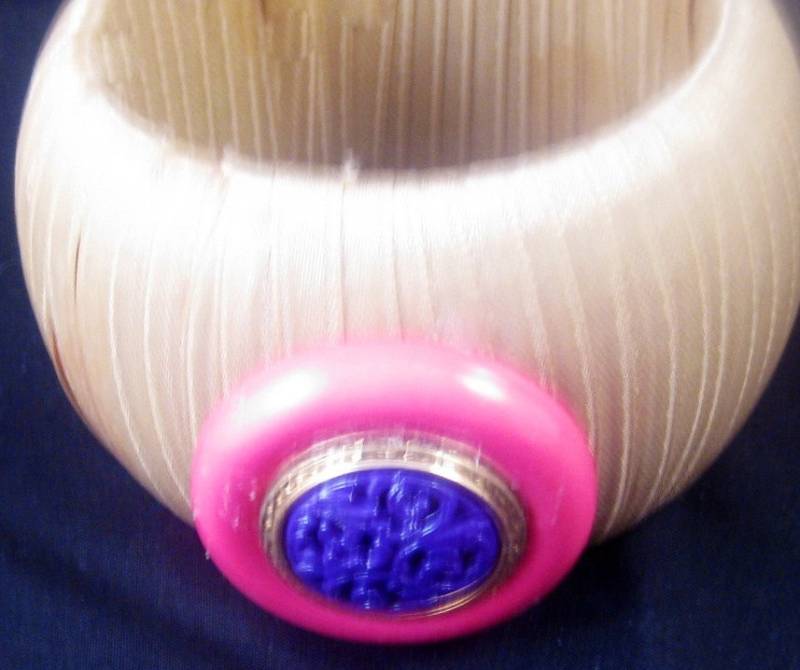 Verbindliche Schaltfläche Armreif, Stapelbar Taupe Kunststoff Armreif von EvelynBaubles