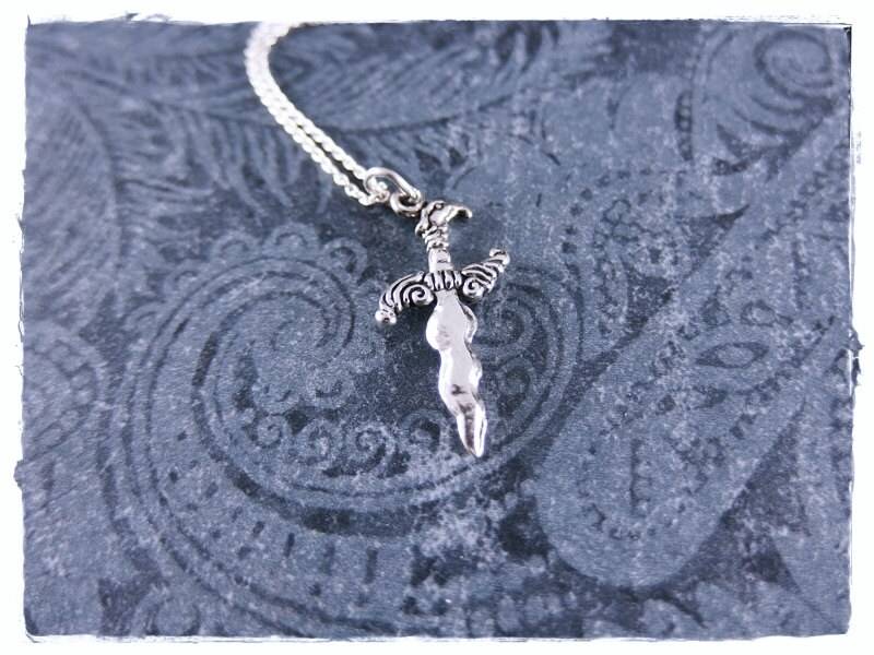 Adlerkopf Dolch Halskette - Sterling Silber Anhänger An Einer Zarten Kabelkette Oder von EvelynMaeCreations