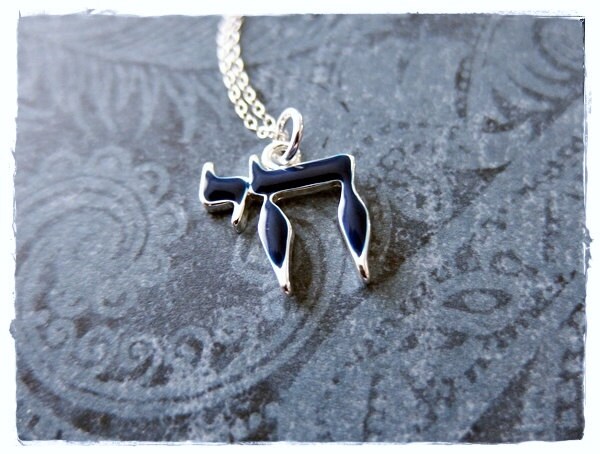 Blau Chai Symbol Halskette - Emaillierter Anhänger An Einer Zarten Sterling Silber Kabelkette Oder von EvelynMaeCreations