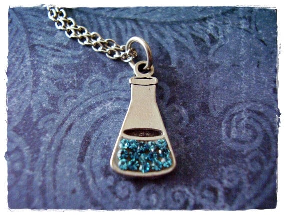 Blaue Kristall Becher Halskette - Antiker Zinn Blau Anhänger An Einer Zarten Edelstahl Kabelkette Oder von EvelynMaeCreations