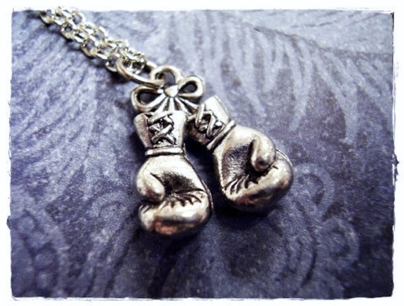 Boxing Handschuhe Silber Halskette - Antique Pewter Boxhandschuhe Anhänger Auf Einer Zarten Edelstahl Kabelkette Oder von EvelynMaeCreations