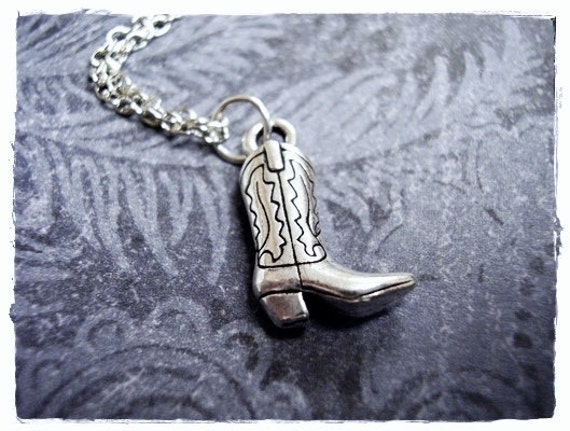 Cowboy Boot Silber Halskette - Zinn Anhänger Auf Einer Zarten Edelstahl Kabelkette Oder von EvelynMaeCreations